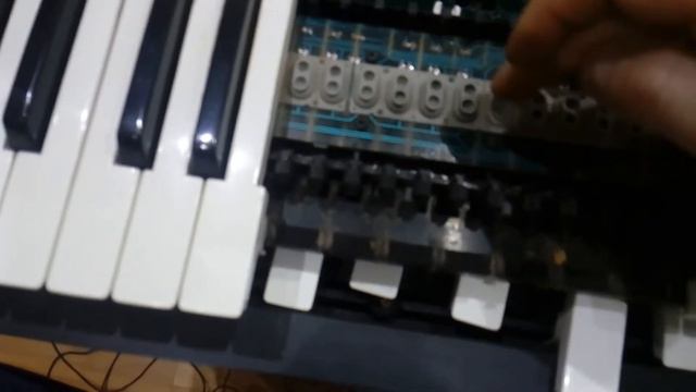 Клавиши не работают. Как починить/отремонтировать синтезатор своими руками (На примере ROLAND E-15) смотреть онлайн