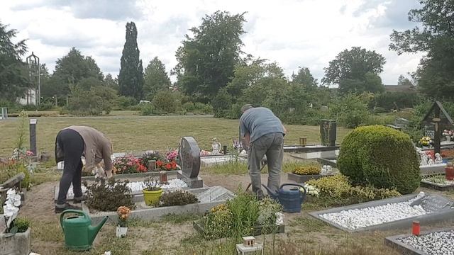 УХАЖИВАЙТЕ ЗА МОГИЛАМИ РОДНЫХ, НЕ ЗАБЫВАЙТЕ УМЕРШИХ... смотреть онлайн