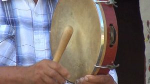 Под гармошку под твою я никак не подпою. Tambourin.