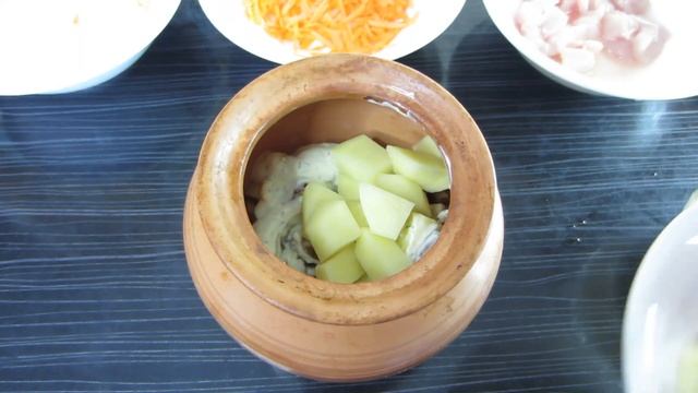 Курица с картофелем и грибами в горшочках.  Горячее в горшочке на  новогодний стол 2021