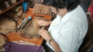 Как крутят НАСТОЯЩИЕ сигары на Кубе (рецепт)