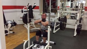 Фронтальные приседание в тренажере приседания Сиси. Front squats on the Sissy Squat Machine