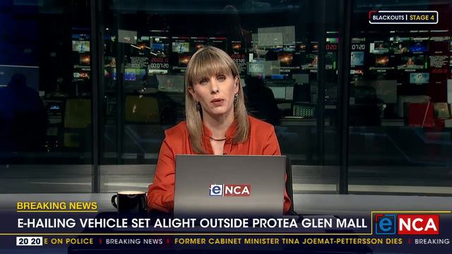 e-Hailing vehicle set alight outside Protea Glen mall смотреть онлайн