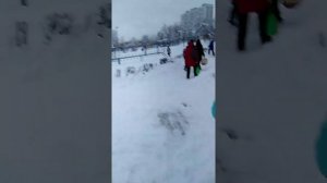 Мальчики дерутся из-за снега