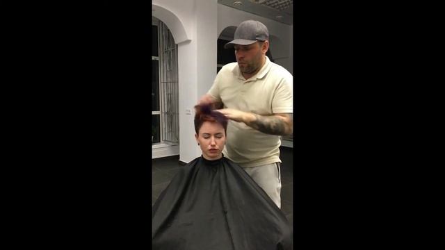 Окрашивание волос и стрижка пикси и снял видео для инстаграм