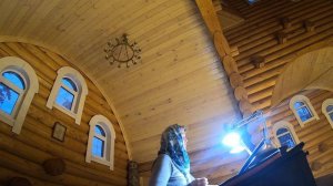 Одна на клиросе. Херувимская.