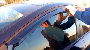 Рено флюенс. Установка ветровиков на боковые стекла.