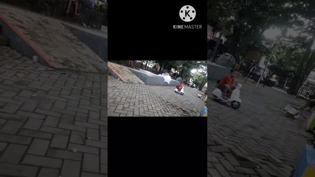 ke taman bermain bawa motor sendiri