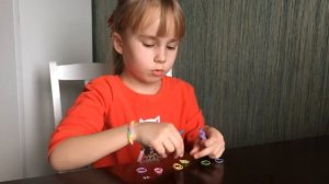 Как плести самый простой браслет из резинок - Урок 1 по плетения резинок с Варварой