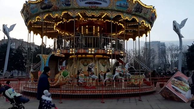 1 ЯНВАРЯ 2021.ПРЕКРАСНАЯ ПЛОЩАДЬ СВОБОДЫ В МАРИУПОЛЕ. ГОРКА, КАРУСЕЛЬ, ОТДЫХ. смотреть онлайн