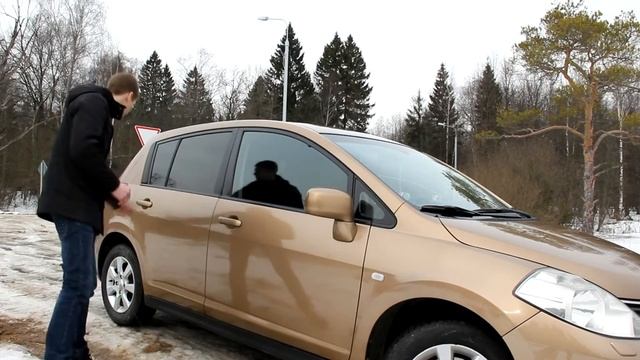 Семейный автомобиль Nissan Tiida смотреть онлайн