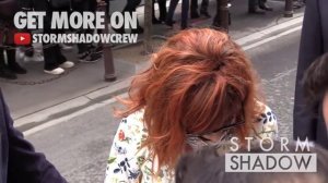 EXCLUSIVE. Mylene Farmer раздает афтографы. Paris