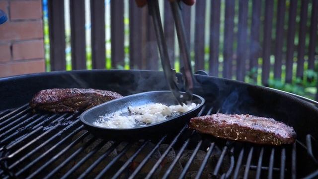 Замороженный фланк стейк на угольном гриле со сливочным соусом. смотреть онлайн