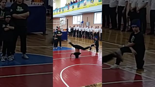 break dance performance. Брейк-данс баттл шоу