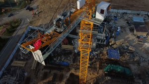 Казанские крановщики  водрузили знамя Победы