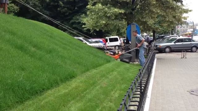 Технология стрижки газона на склоне... смотреть онлайн