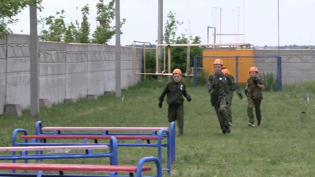Курсанты военно-спортивного лагеря «Щит Отечества» проверили свои силы на полосе препятствий