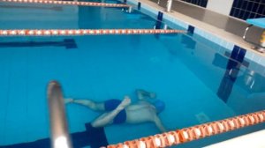 в бассейне 50 метров под водой на одном дыхании