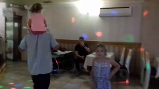 танцы на день рождении Ромы смотреть онлайн