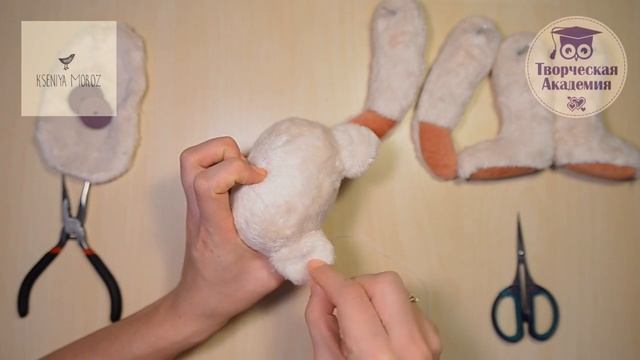 Часть 8 - Пришивание ушей и соединение всех деталей, Шьем мишку-тедди с Ксенией Мороз