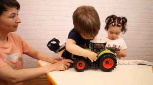 Жужики играют Большим зеленым Трактором Bruder Claаs Axion  Вы только посмотрите на эти эмоции