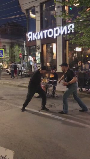 Уличные рок-музыканты в Краснодаре на пешеходной улице Красная. Лето 2021