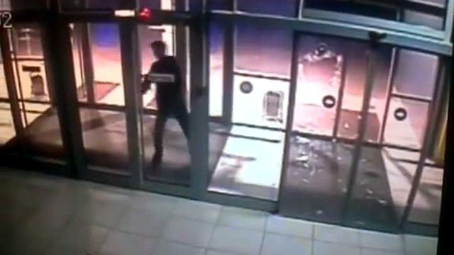 Пьяный мужик разбил стекло у входа супермаркет смотреть онлайн