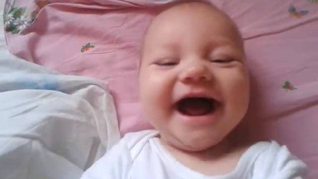 Смех ребенка видео. Ребенок 4 месяца смеется. С какого месяца ребенок смеется в голос. Во сколько месяцев ребёнок смеётся в голос. Смеющийся малыш с ушами подсолнечника фото.