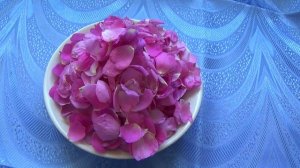 Варенье из лепестков шиповника.