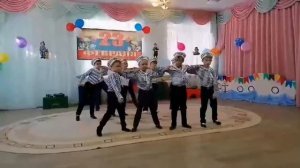 Танец моряков "Бескозырка белая" на празднике в детском саду