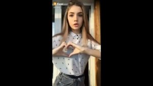 Милые школьницы в обтягивающих лосинах показывают попу  крутят попой на камеру в перископ kwai  под