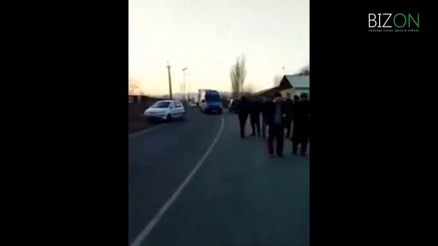 Видео перекрытия участка дороги Баткен-Исфана таджикскими пограничниками. смотреть онлайн
