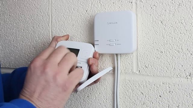 Installing & Setting up your SALUS RT310i смотреть онлайн