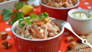 Салат с кириешками и фасолью