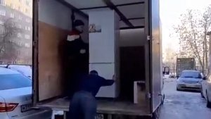 Правильный подъем холодильника в машину