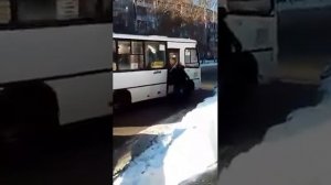 Конфликт водителей маршруток с ножом!