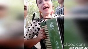 Chechen woman sings the accordion beautifully  (Чеченка поет на гармошке красиво)