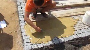 Дрозды1: заливка раствора в швы тротуарной плитки (начало)