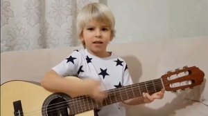 маленький мальчик поёт 6 лет