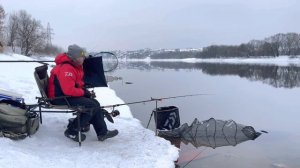 Зимний фидер в сильном прессинге.