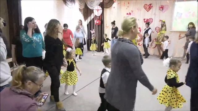 Танец" Мамочка любимая руку дай скорей" мамы с детьми д/с"Крепыш"