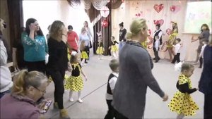 Танец" Мамочка любимая руку дай скорей" мамы с детьми д/с"Крепыш"