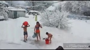 Дети играют в снежки.