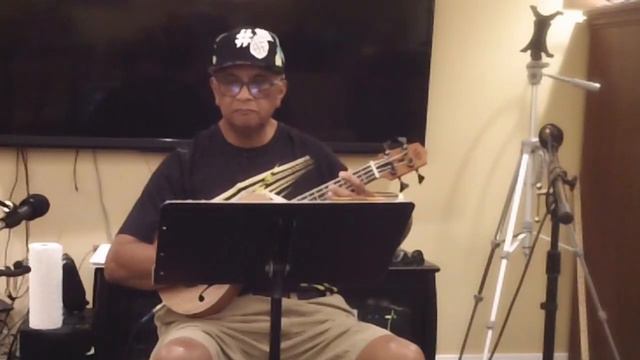 Arnie Ukulele Bass Aloha Oe Open Mic Night смотреть онлайн