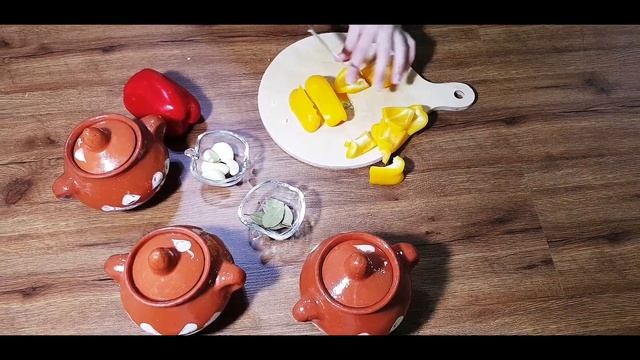 Шурпа из курочки томлёная в духовке. Курица с овощами в глиняных горшочках.