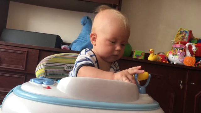 Ходунки BabyTon. Ребёнок учится ходить в 6 месяцев.