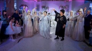 Танец невесты и свекрови на армянской свадьбе.