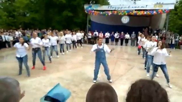 Танец родителей, классного руководителя и директора на последнем звонке! смотреть онлайн