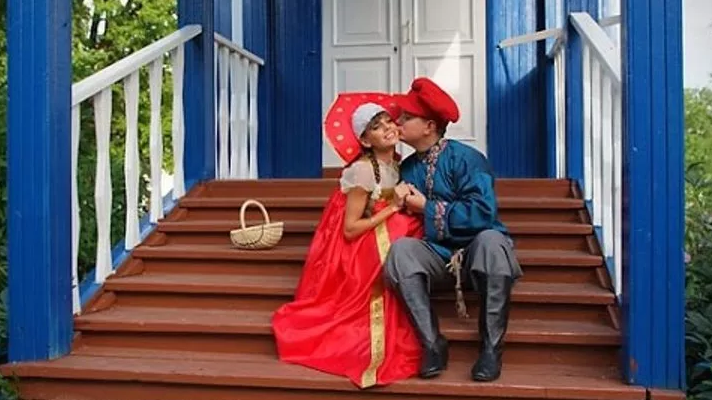 Обряд новоселья. Описание кухарки из черной курицы. Мужчина на крыльце. Деревенское крыльцо. Встретить на крыльце.