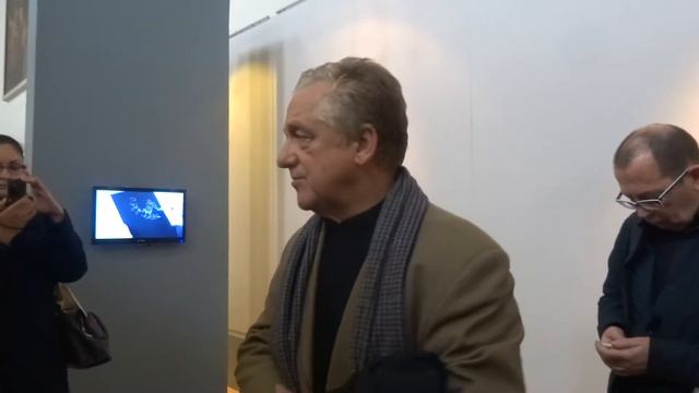 Профессор Иван Говорков даёт пояснения к выставке